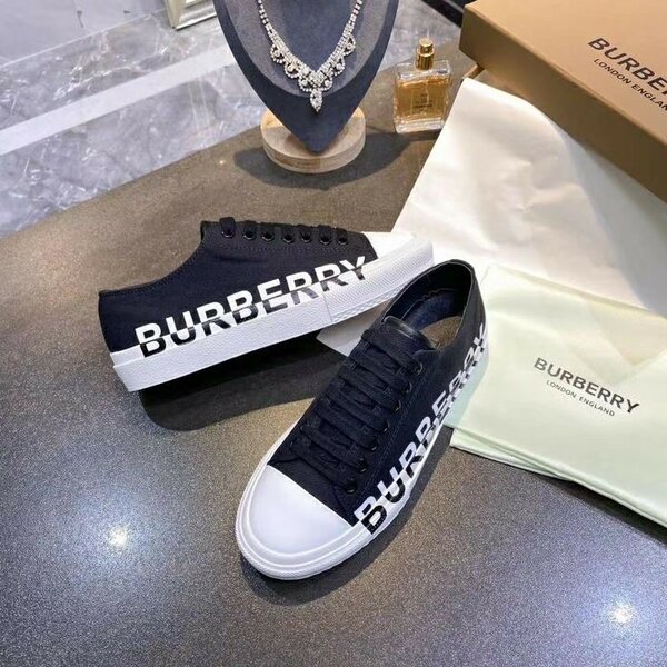 Burberry sneaker size 37