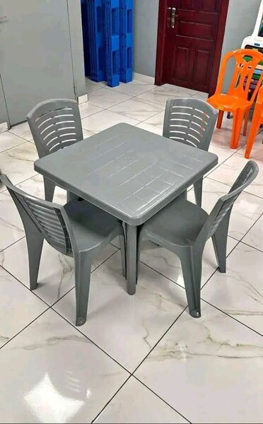 Ensemble table et chaises extérieures