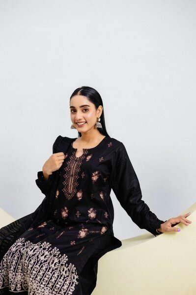 Women's stunning embroidered lawn suit three pieces