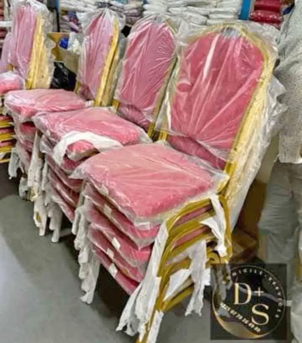 Chaises de banquet empilables