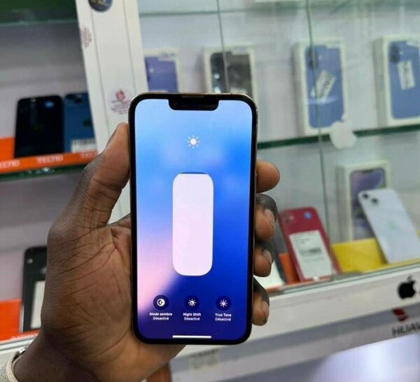 iPhone 11 - Rouge, Puissant