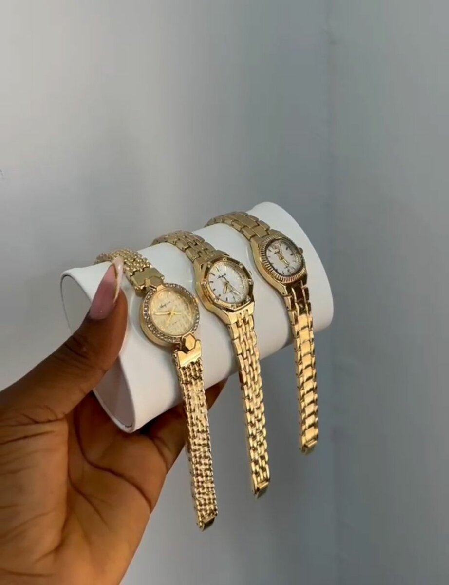 Montre élégante dorée argentée