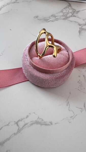 Bague design dorée élégante
