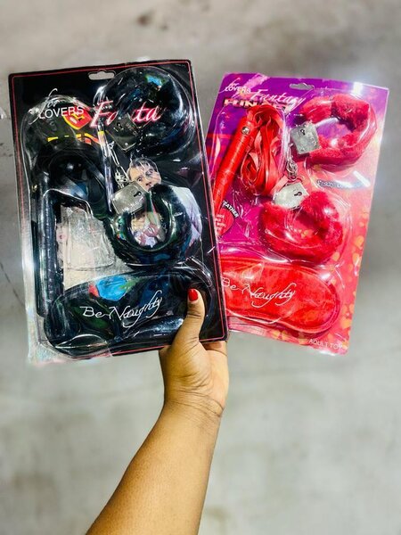 Ensemble de menottes séduisantes