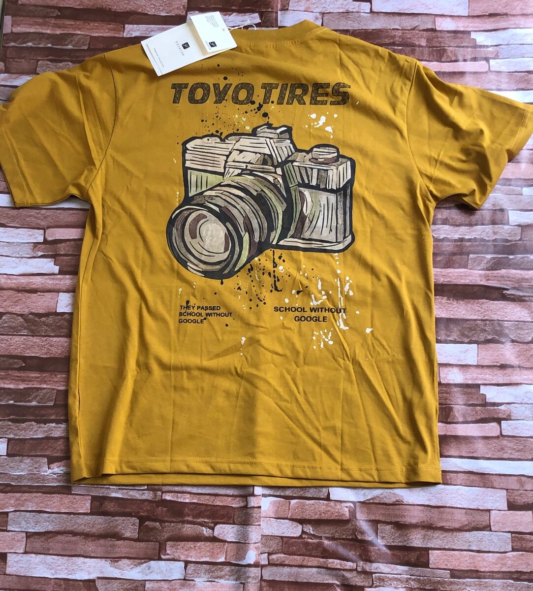 T-shirt jaune avec caméra vintage