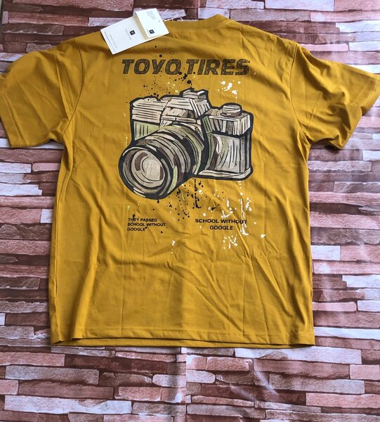 T-shirt jaune avec caméra vintage