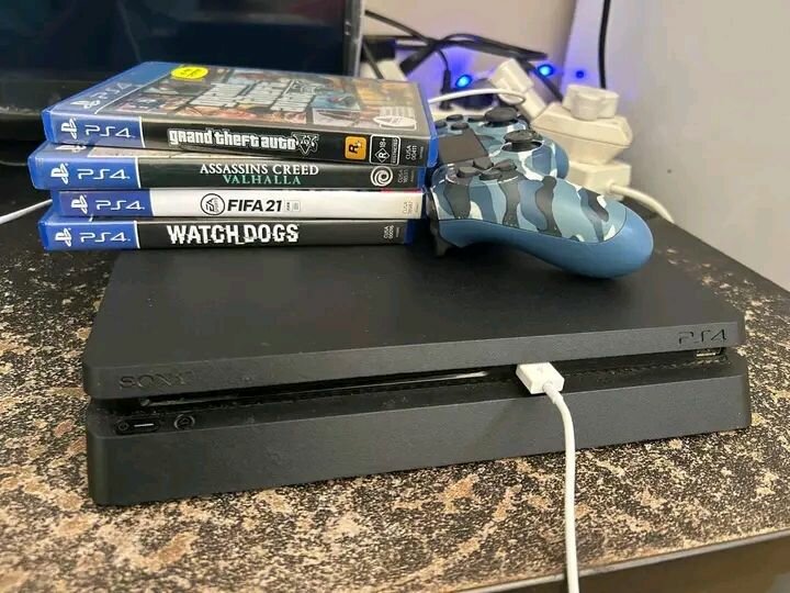 Console PS4 avec jeux et manettes