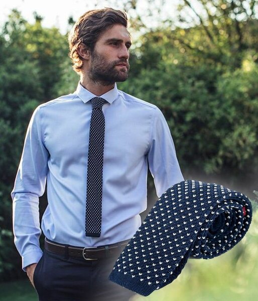 Cravate en tricot bleu marine