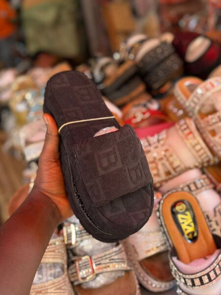 Sandales confortables élégantes