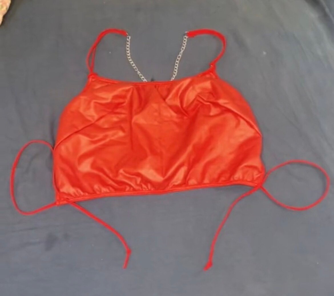 Top court rouge avec chaînes