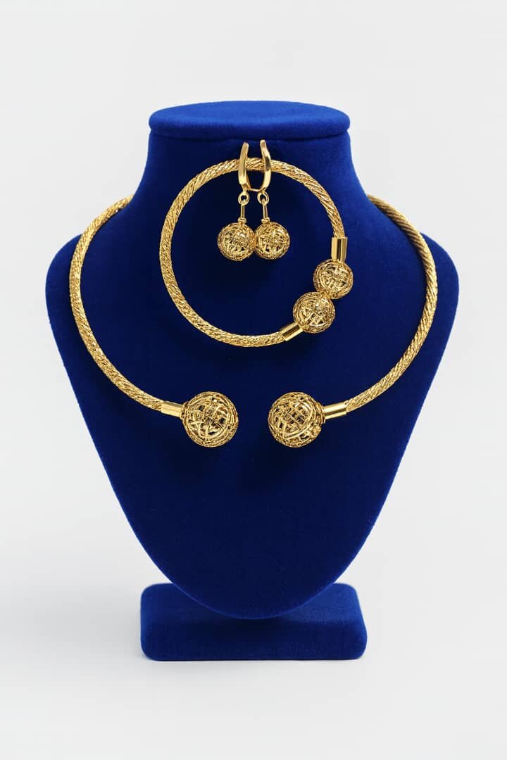 Parure bijoux dorée élégante