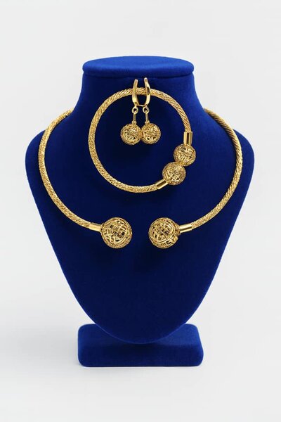 Parure bijoux dorée élégante