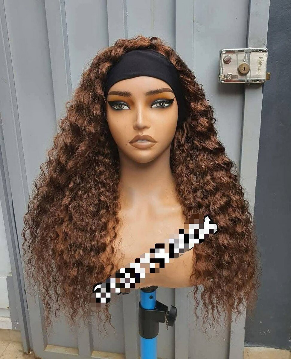 Perruque bouclée avec bandeau