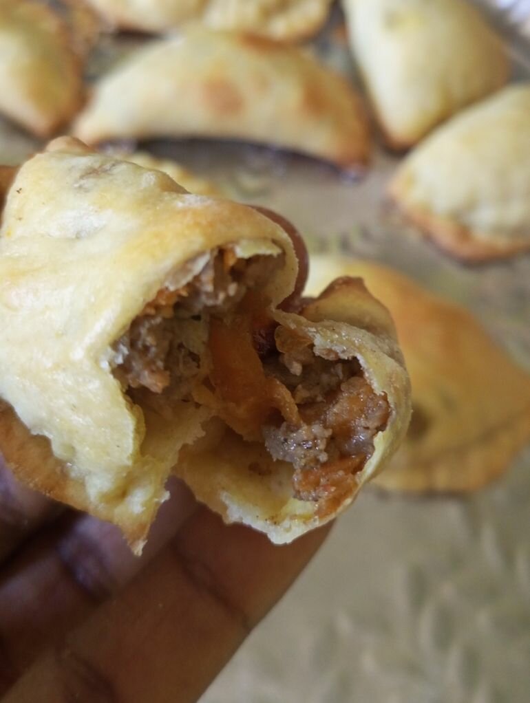 Mini pizzas et empanadas savoureuses