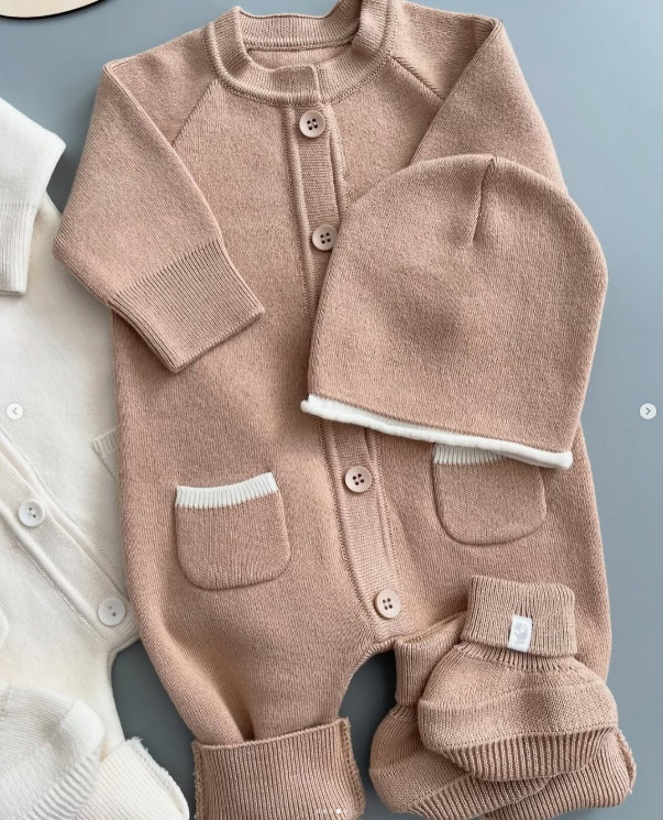 лаконичный комбинезон, мягкая шапочка и удобные пинетки.