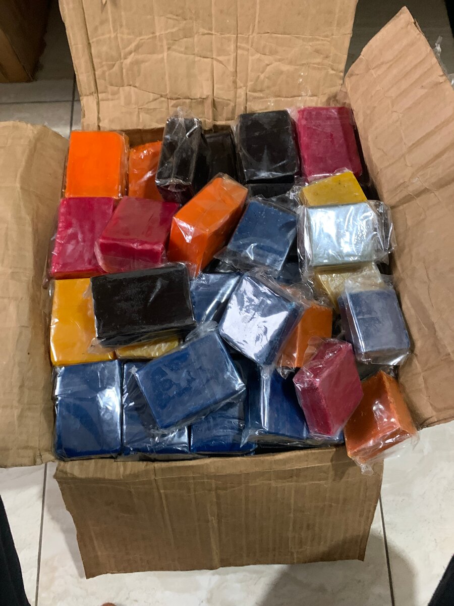 Savons artisanaux colorés