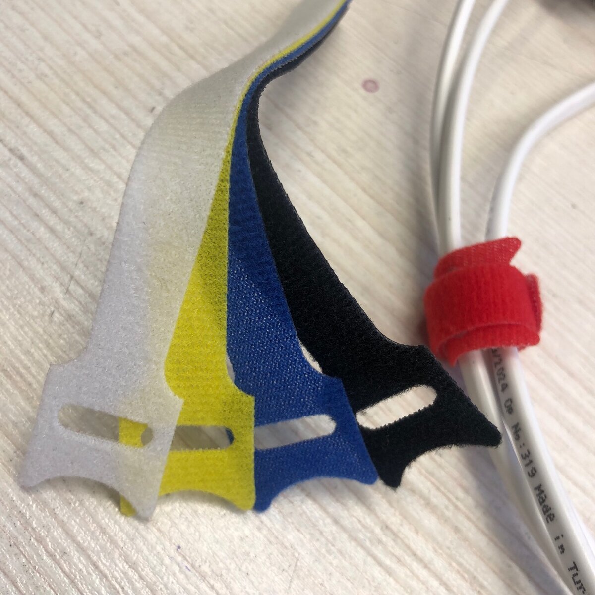 Хомут многоразовый на липучке. В упаковке 5шт длина 14см