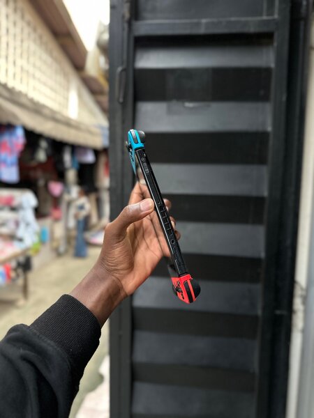 Nitendo switch avec 30 jeux vendu en magasin.