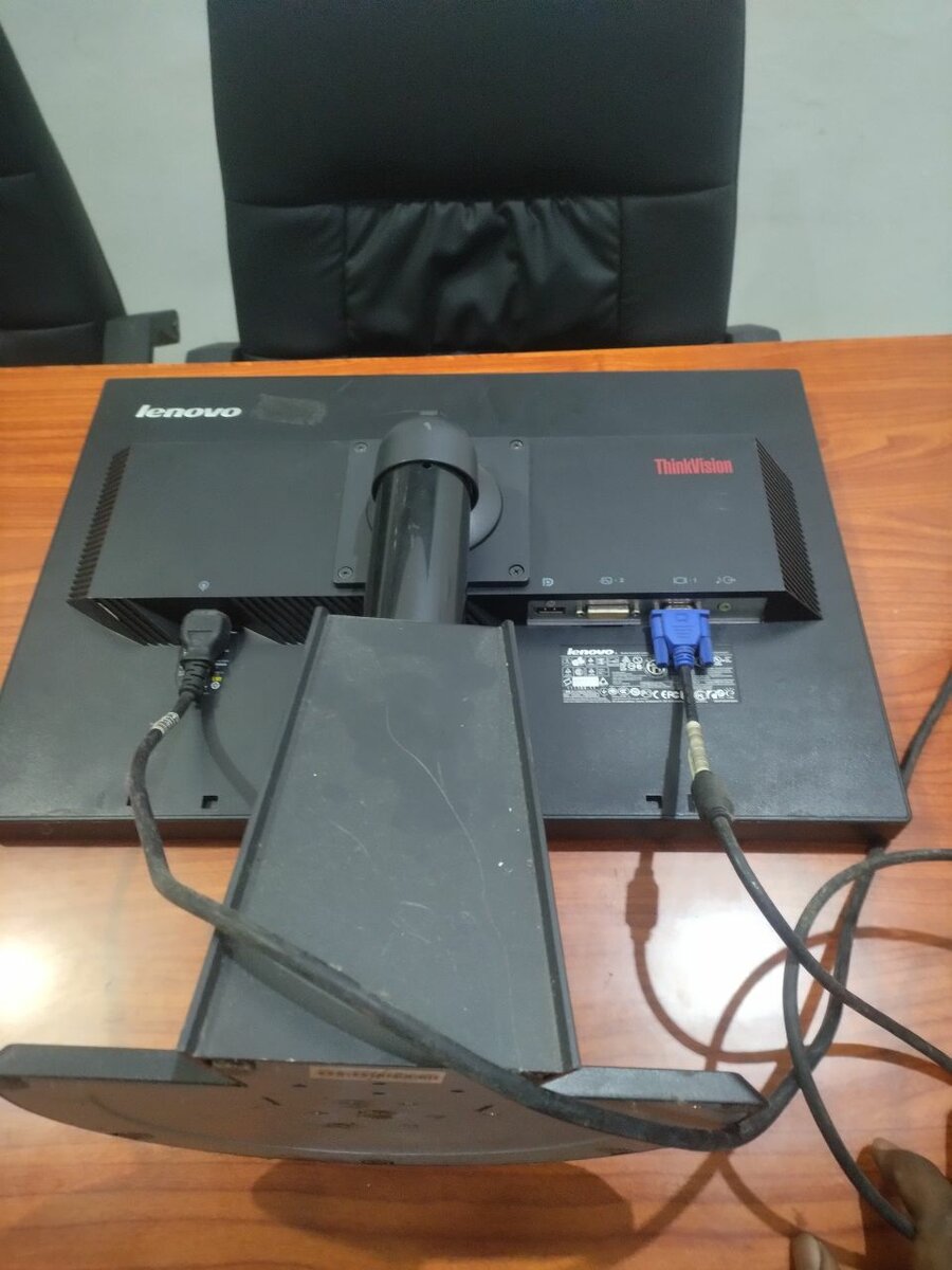 Lenovo Monitor VGA 24'