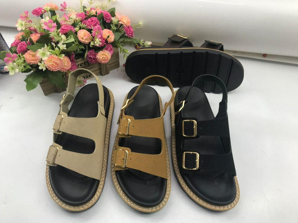 Sandales en cuir à boucles