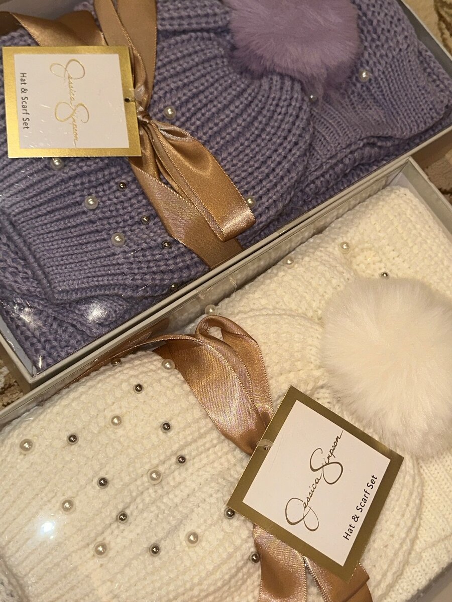 набор из одной шапки и шарфа от Jessica Simpson