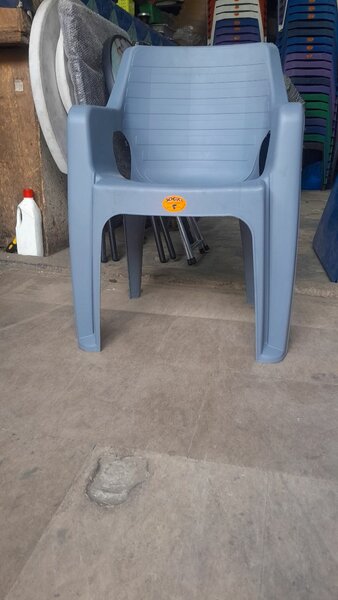 Chaises en plastique empilables