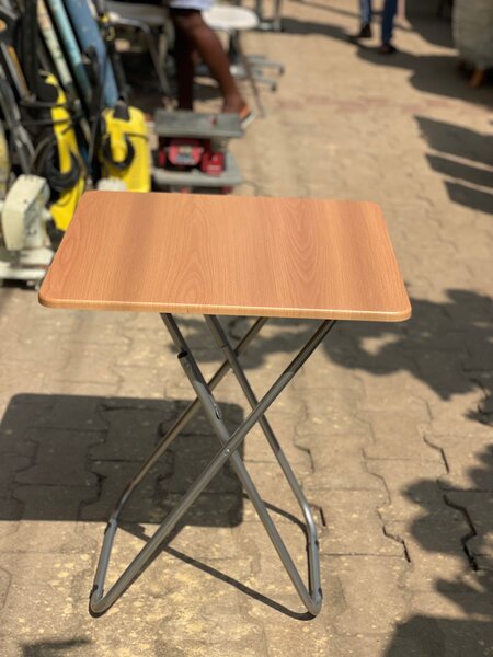 Table pliante en bois compact