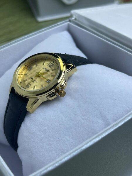 Montre élégante en cuir doré