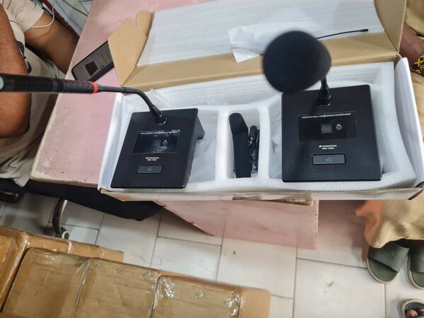 Double micro UHF CONFERENCE