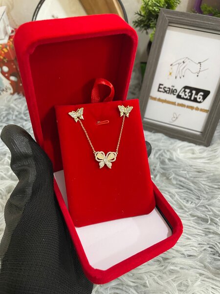 Collier et Boucles Femme Élégants