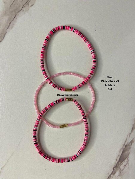 Lot de bracelets en perles colorés