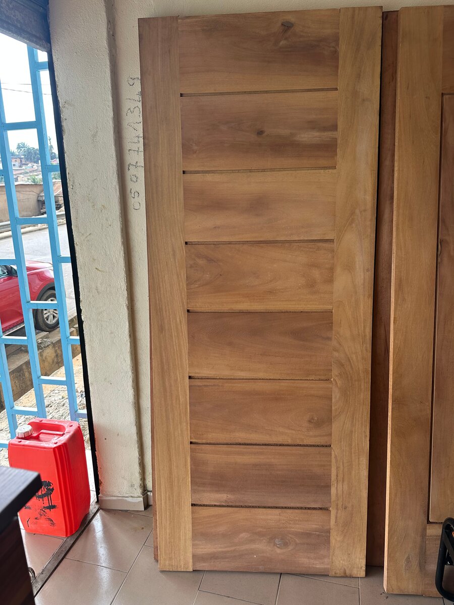 Porte en bois massif élégante