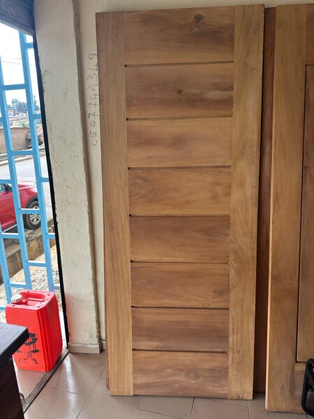 Porte en bois massif élégante