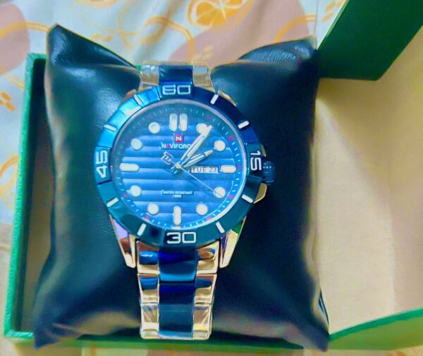 Montre en acier bleu étanche