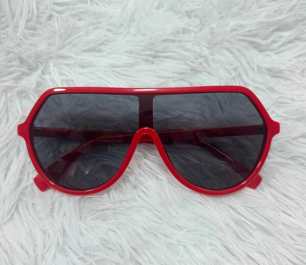 Lunettes de soleil rouges