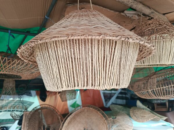 Abat-jour suspendu en osier