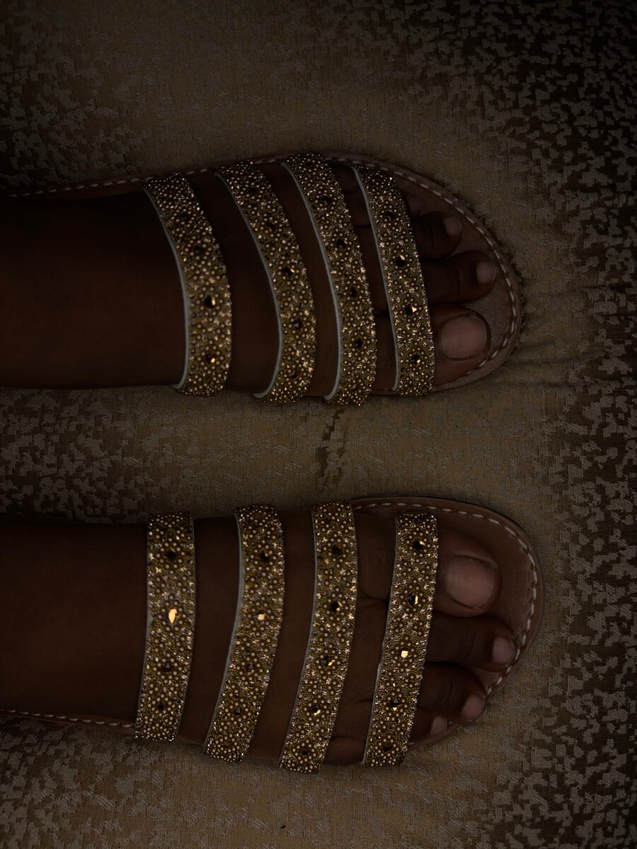 Sandales dorées élégantes