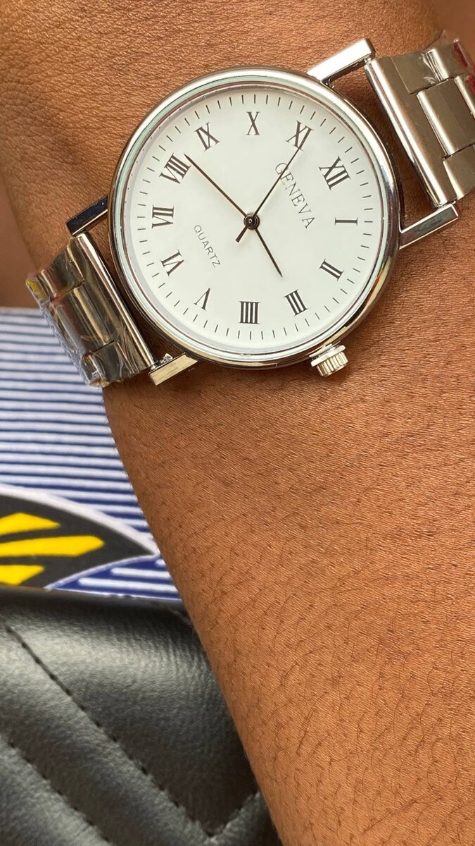 Montre élégante en acier inoxydable