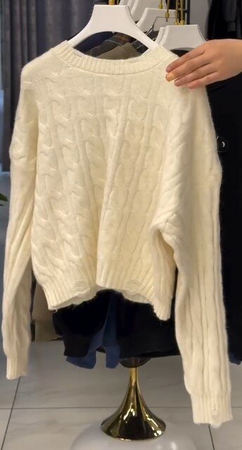 Свитер вязаный молочного цвета
