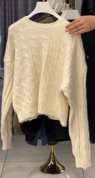 Свитер вязаный молочного цвета