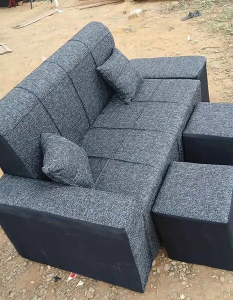 Canapé moderne gris avec poufs