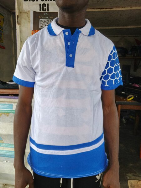 Polo sportif blanc et bleu