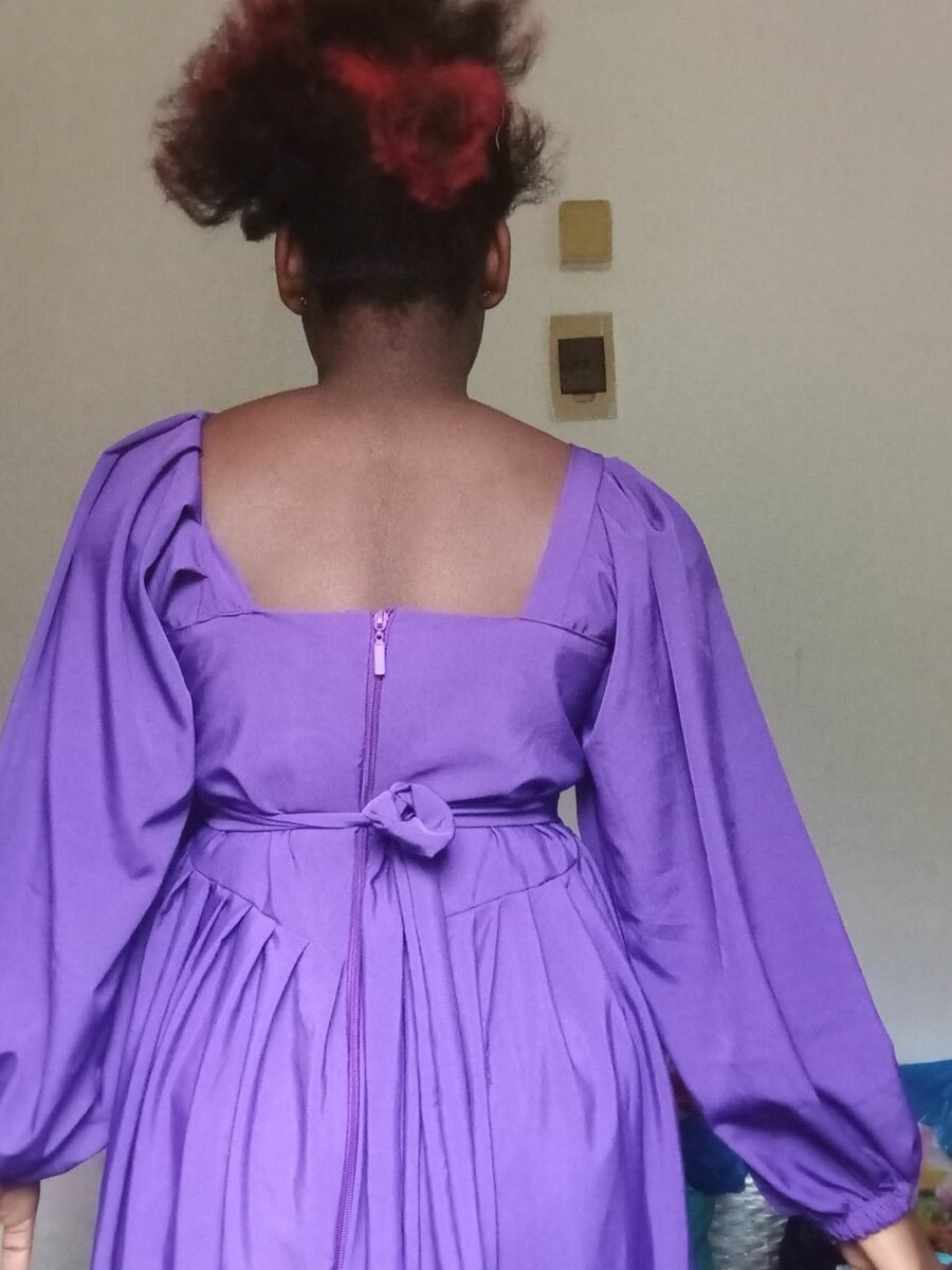 Robe violette manches bouffantes