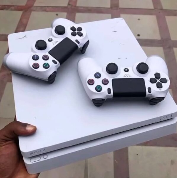 Playstation 4 pro, itb with two controllers 10 license games