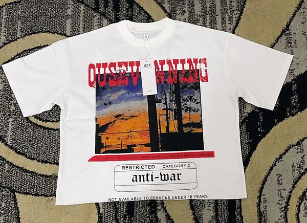 T-shirt graphique anti-guerre