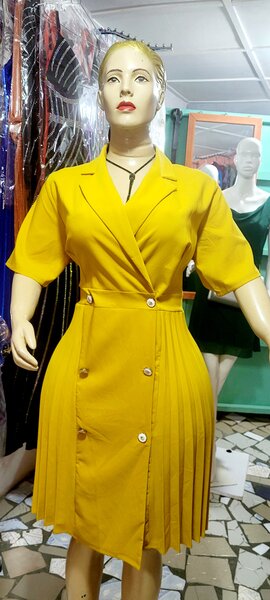 Robe jaune plissée élégante