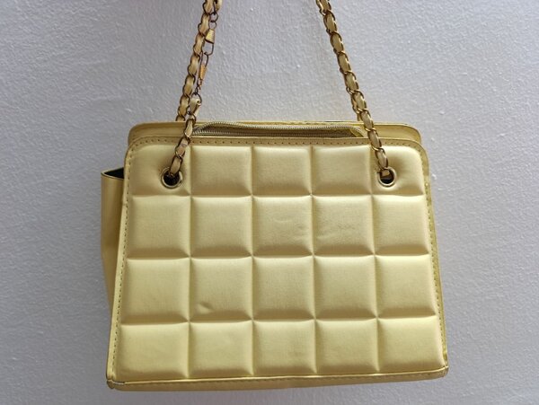 Sac à main doré élégant