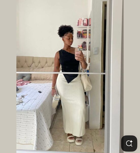 Robe longue élégante noire et blanche