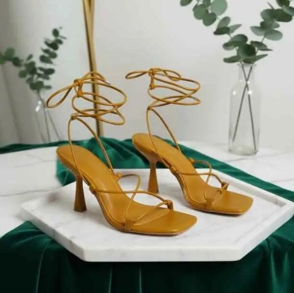Sandales à talons lacées élégantes