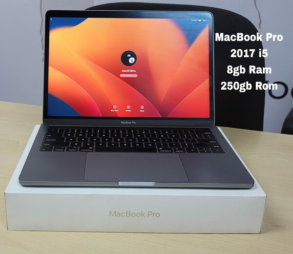 MacBook Pro 2017 (8gb Ram 250gb Rom core i5)